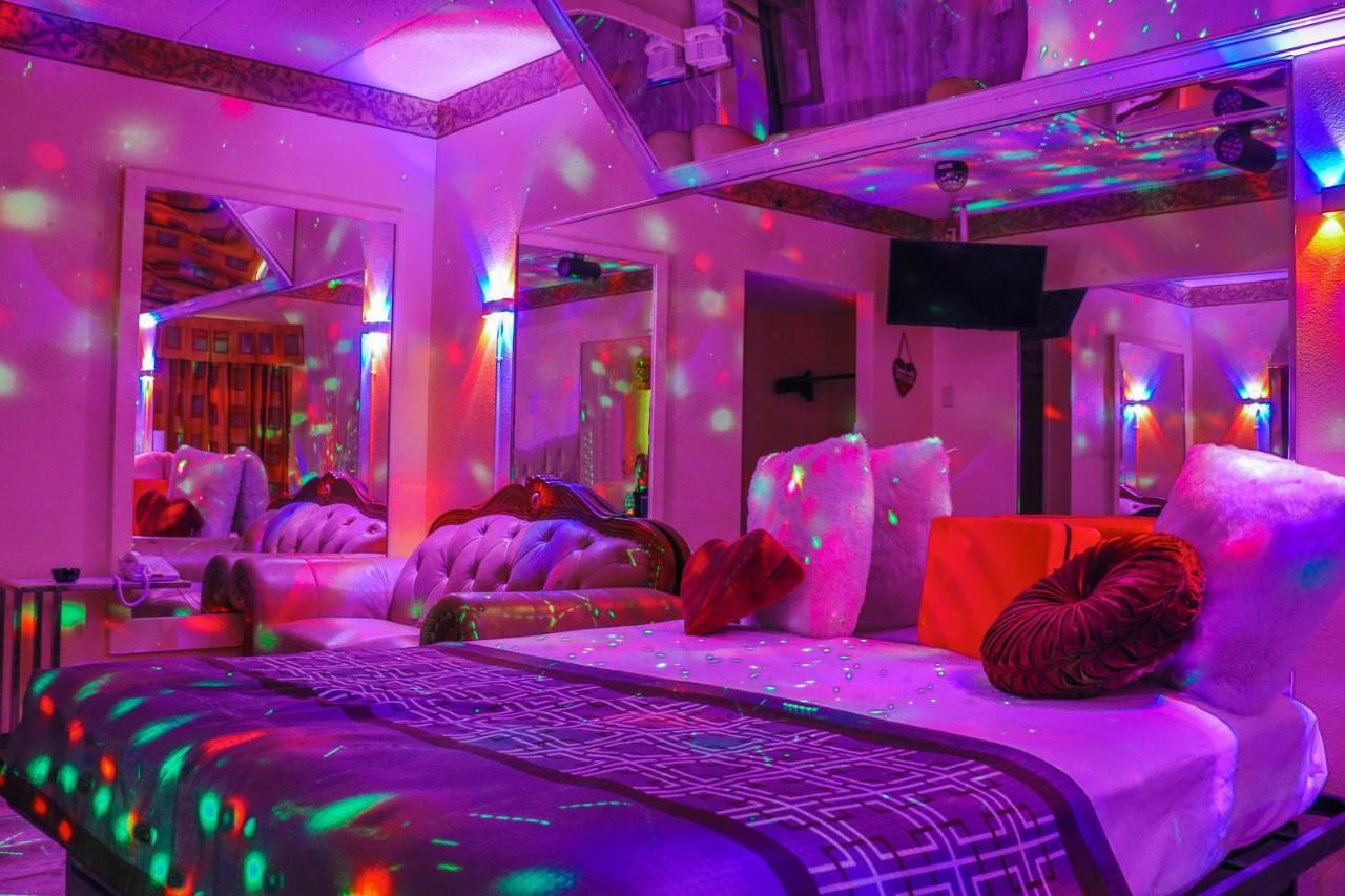 Luxe Romantic Suites Dolton Ngoại thất bức ảnh